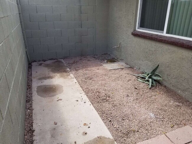 Building Photo - FANTASTIC TWO BEDROOMS 1 BATHROOM NORTH PH...