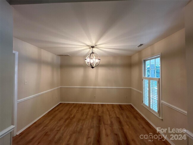 Foto del edificio - 4624 Hinson Dr