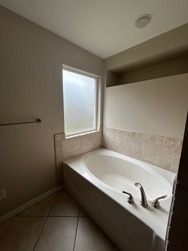 Foto del edificio - Updated Midway ISD Home
