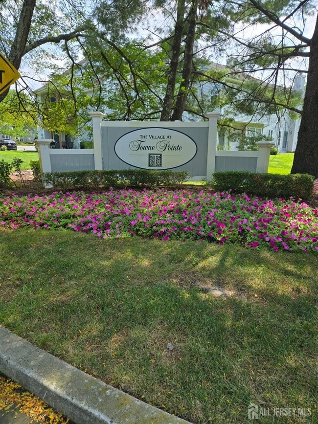 Building Photo - 127 Wellington Ct