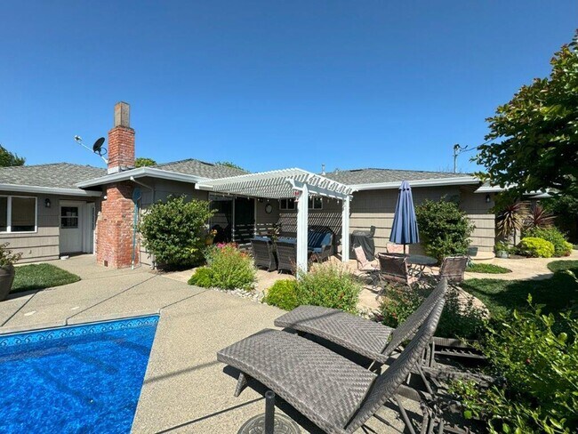 Foto del edificio - Stunning 3-Bedroom Home with Pool in South...