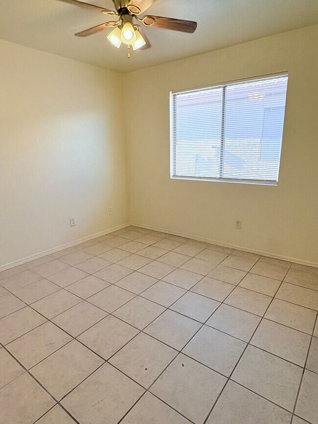 Foto del edificio - 3 bed/2 bath home on the north west side with garage and fenced yard