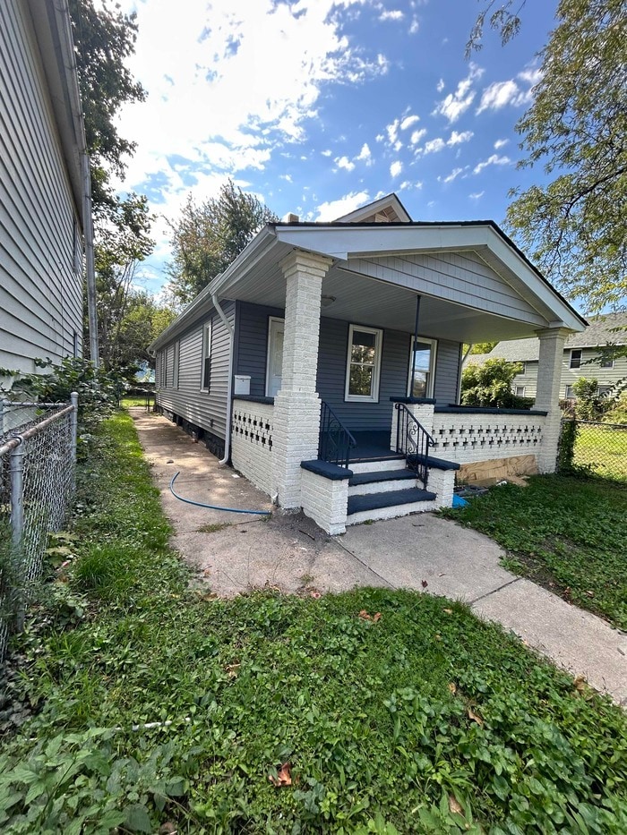 1582 E 49th St Cleveland, OH 44103 – photo 1
