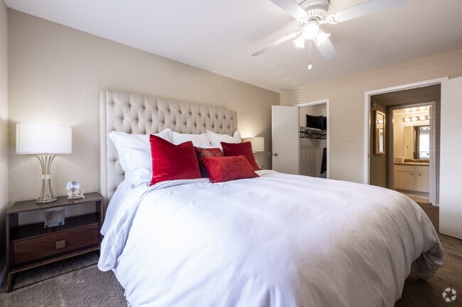 1BR, 1BA - 660SF - Bedroom - Pines of Woodforest