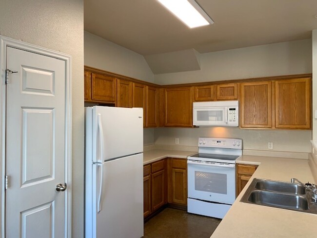 Building Photo - Townhome for rent