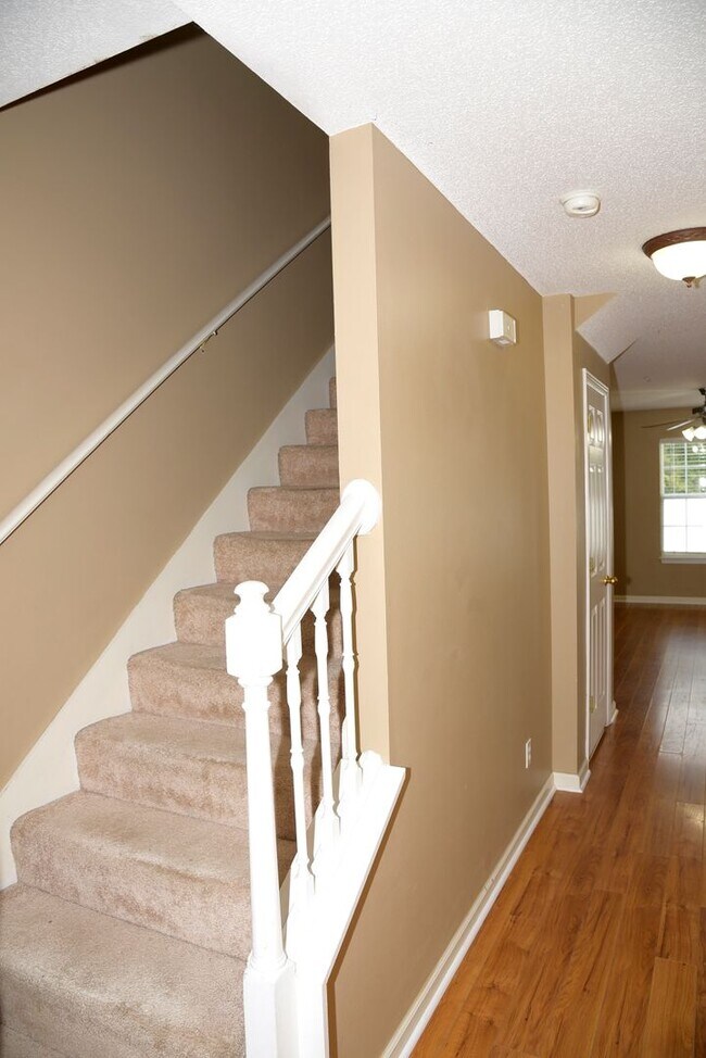Building Photo - Great 3 Bedroom Townhome!