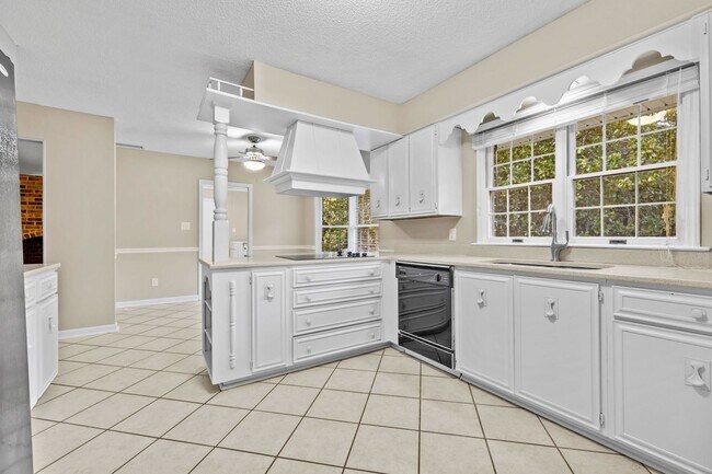 Building Photo - 5BR Home In Thoroughgood! For Rent through...