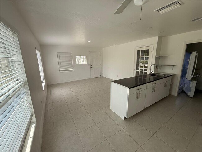 Building Photo - 328 N Observatory Dr