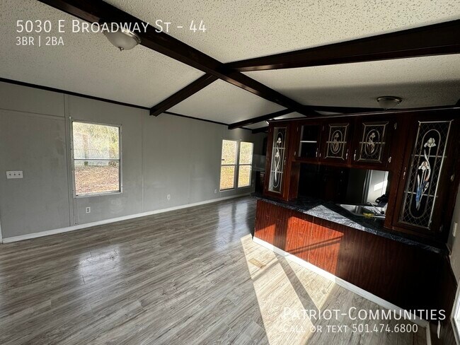 Foto del edificio - 5030 E Broadway St