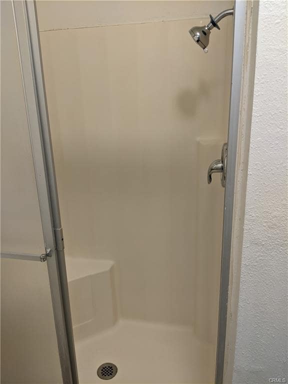 Building Photo - Updated 3br 2.5 bath near shopping & freeways