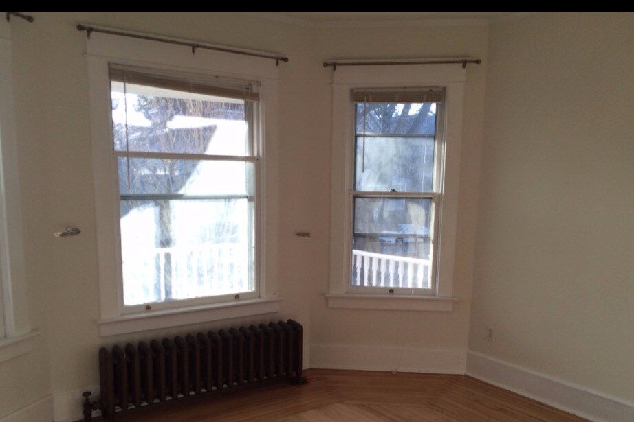 Living Room - 1393 Parkwood Blvd