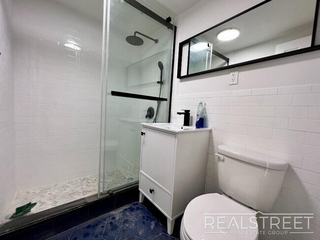 Building Photo - Charming 1 Bed Floor Thru in Bushwick