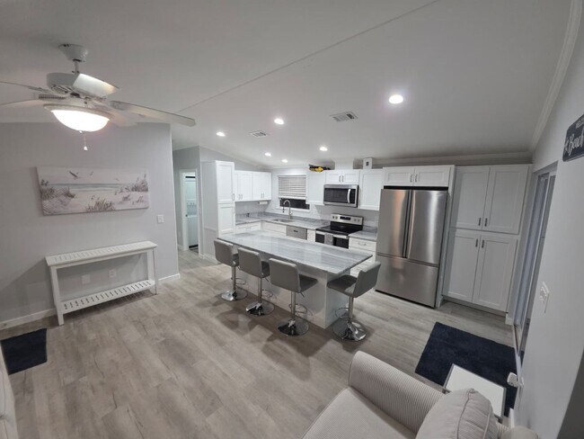Building Photo - Newly Remodeled / Furnished 2 Bedroom / 2 Bathroom
