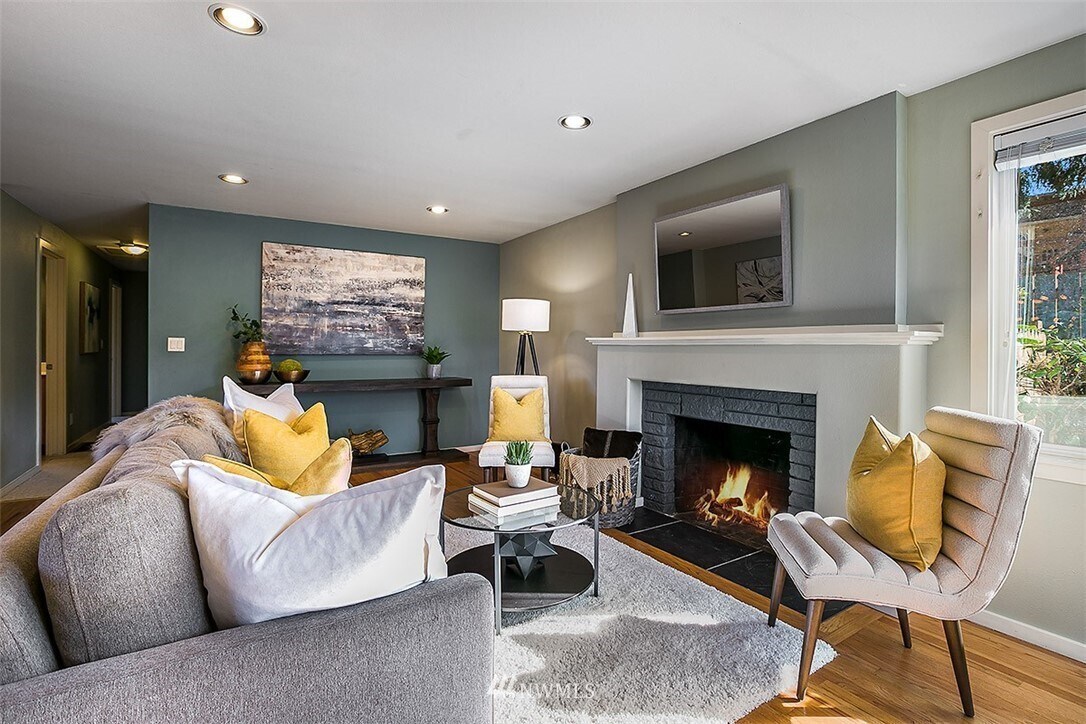 Upper living - 10046 3rd Ave SW