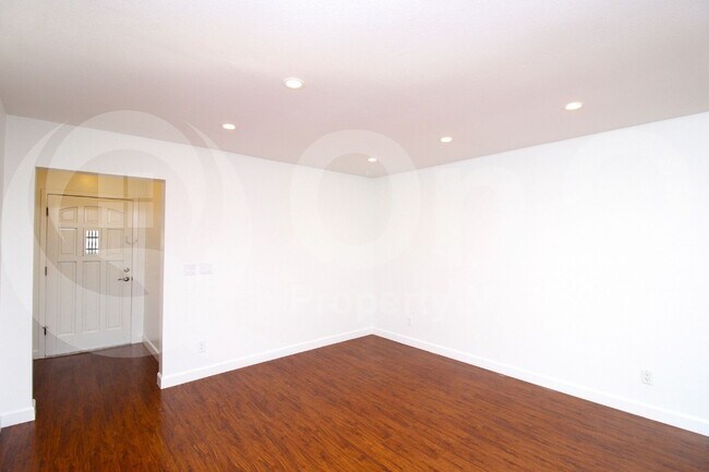 Building Photo - 413 E Stanford Ave
