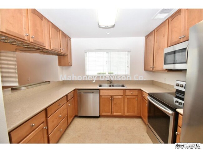 Building Photo - 2 bdr/2 bath condo, end unit, A/C + centra...