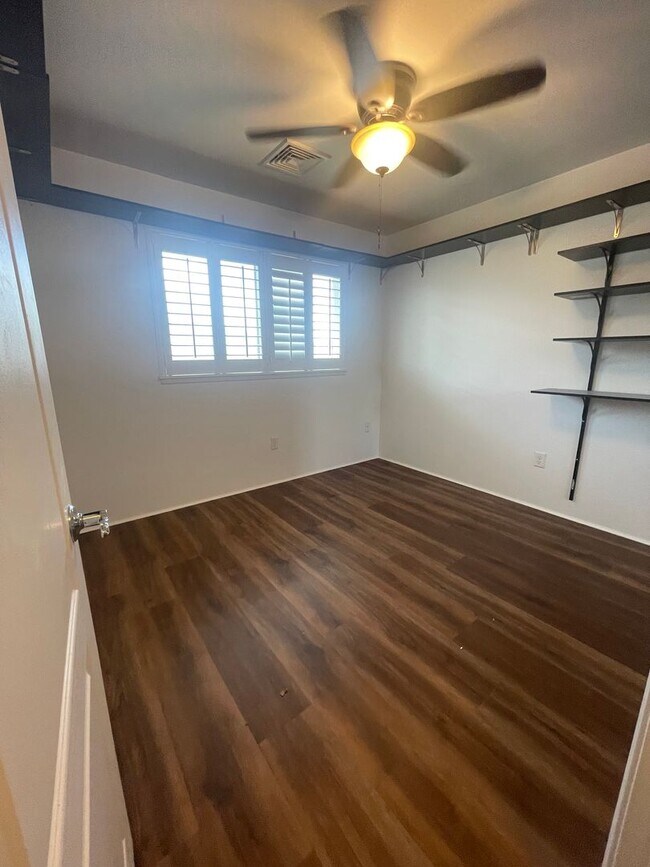 Foto del edificio - 4bed, 3bath, 2 Car Garage and fenced yard!