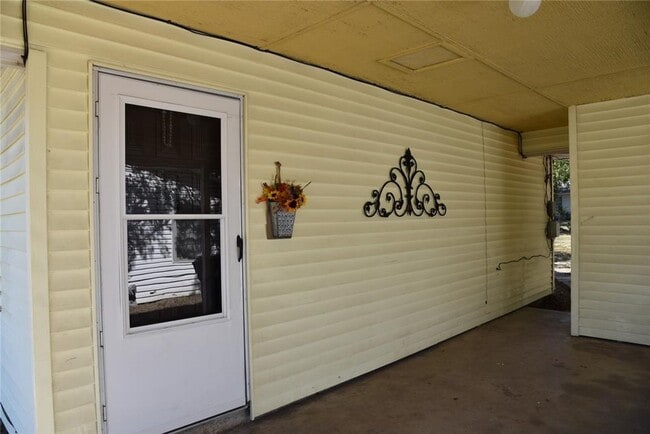 Building Photo - 3 Bedroom, 1 bath in Decatur TX