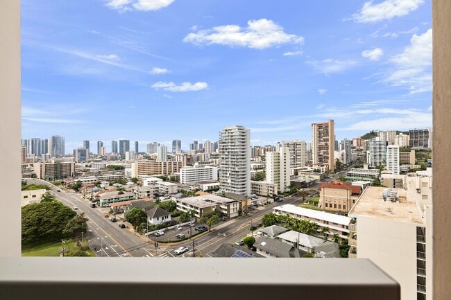 Foto del edificio - High floor, corner unit at Makiki Towers. Partially furnished, renovated 2-bedroom, 1.5 bathroom ...