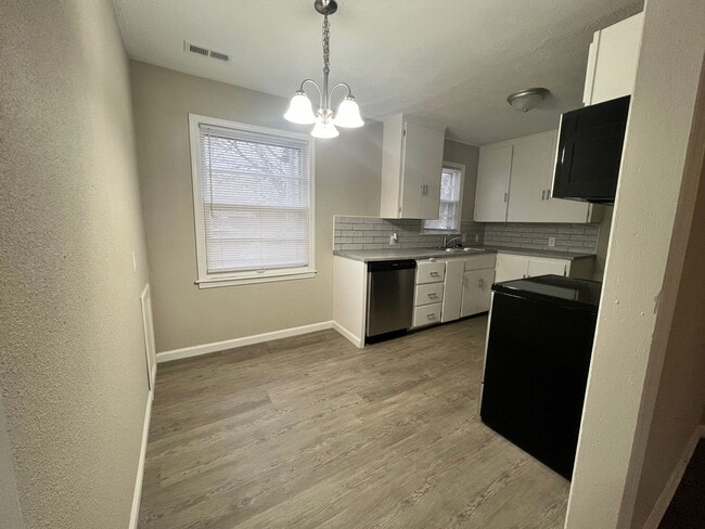 Building Photo - Coming Soon 2 Bed/1 bath Home