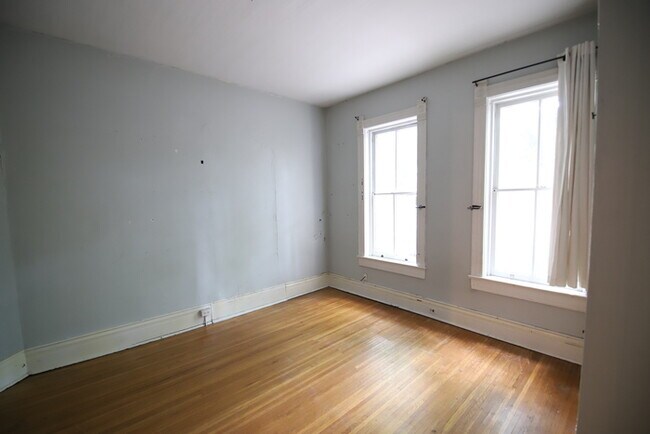 Building Photo - 2BD/1BA First Floor Apartment