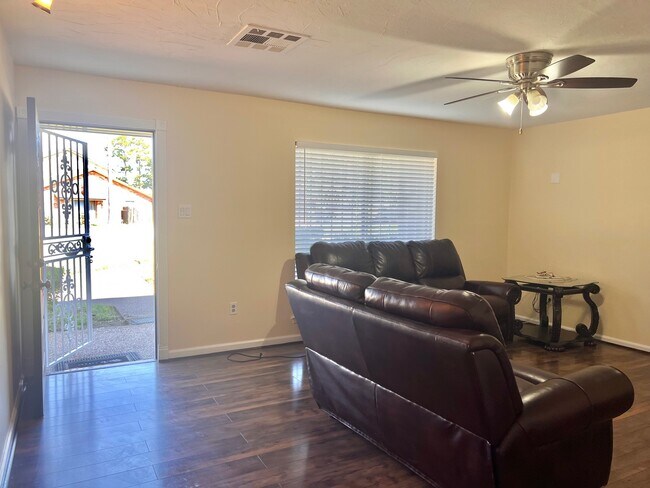 Foto del edificio - 7913 Cook Rd