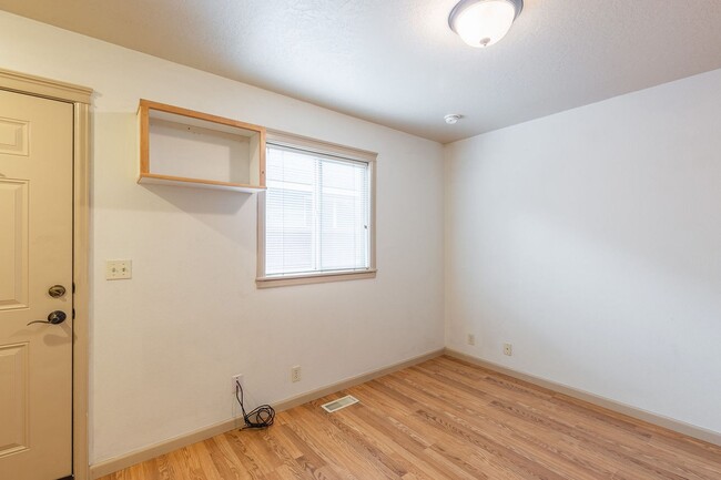 Building Photo - Studio Unit Available in a Meridian Neighb...