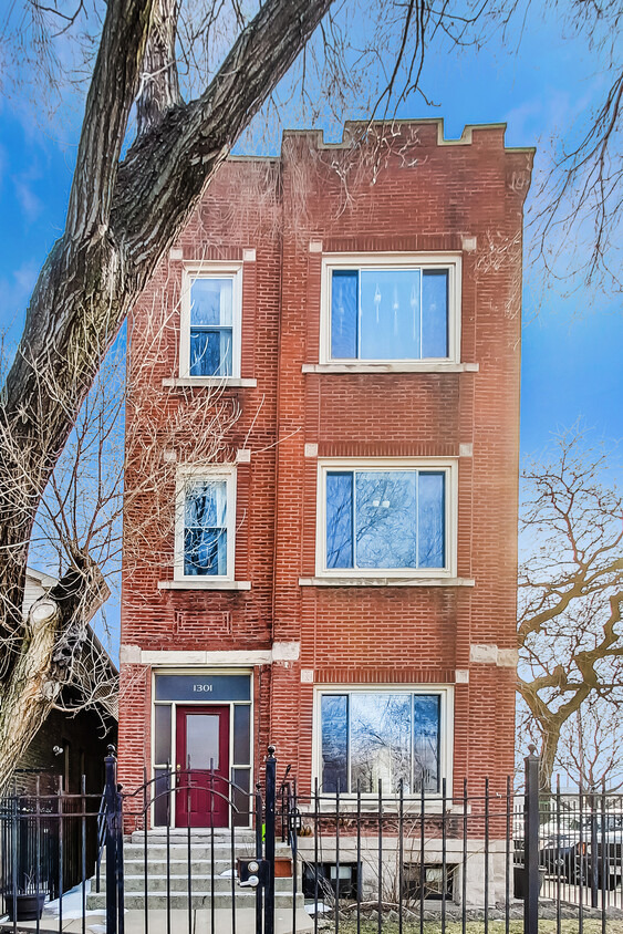 Primary Photo - 1301 N Oakley Blvd