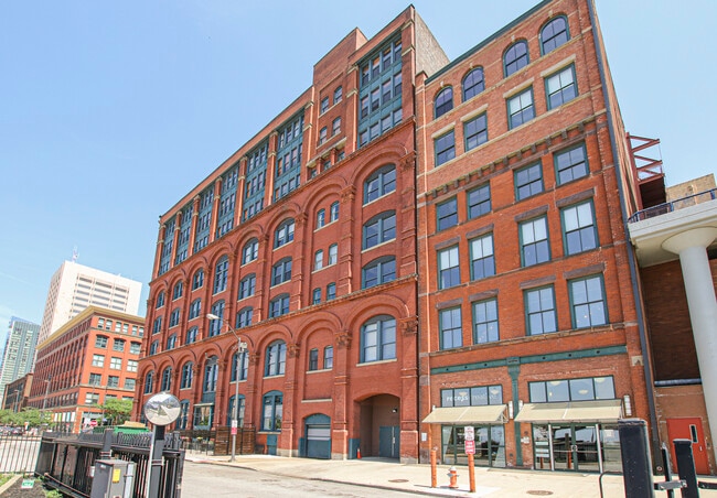 Building Photo - 635 W Lakeside Ave