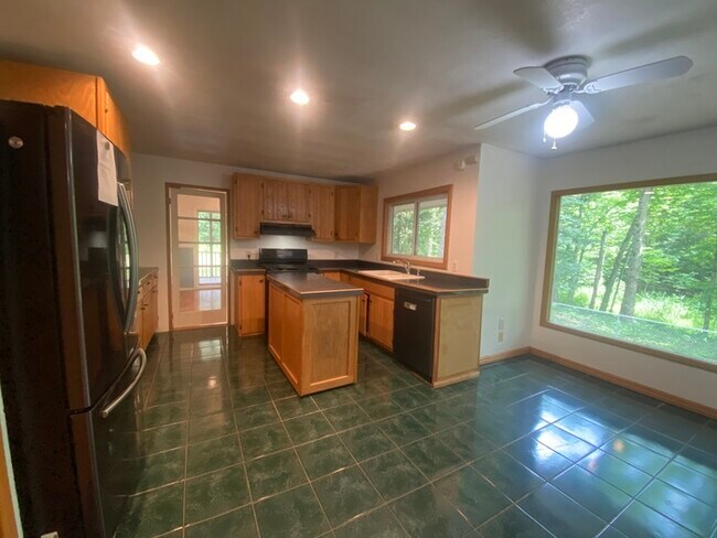 Foto del edificio - Secluded 4 bedrooms 3 baths with 2 car garage and fenced in yard in the town of Rutland for rent!