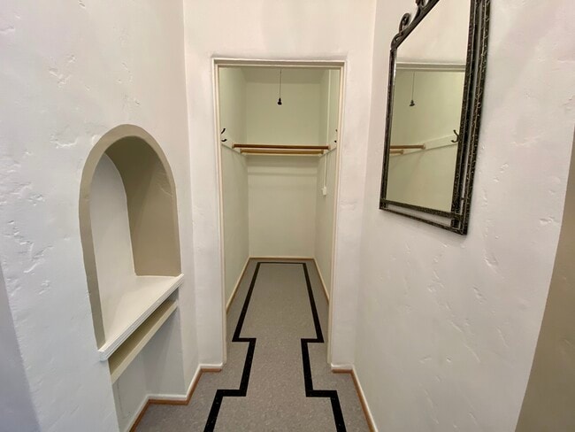 Foto del edificio - 8317 Blackburn Ave