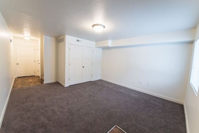 Building Photo - Beautiful Townhome at Waters Edge!