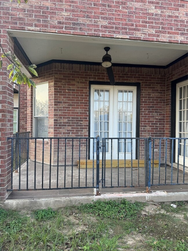 Building Photo - 6015 Ladonia St