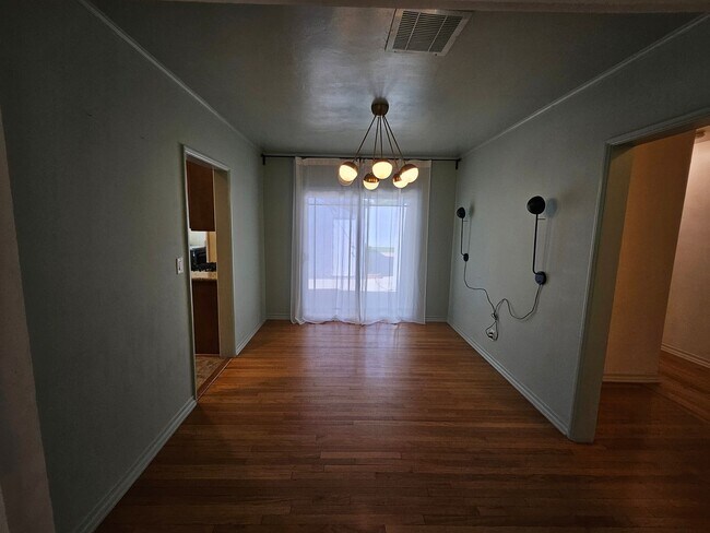 Building Photo - New Listing: Spacious 3-Bedroom, 2-Bathroo...