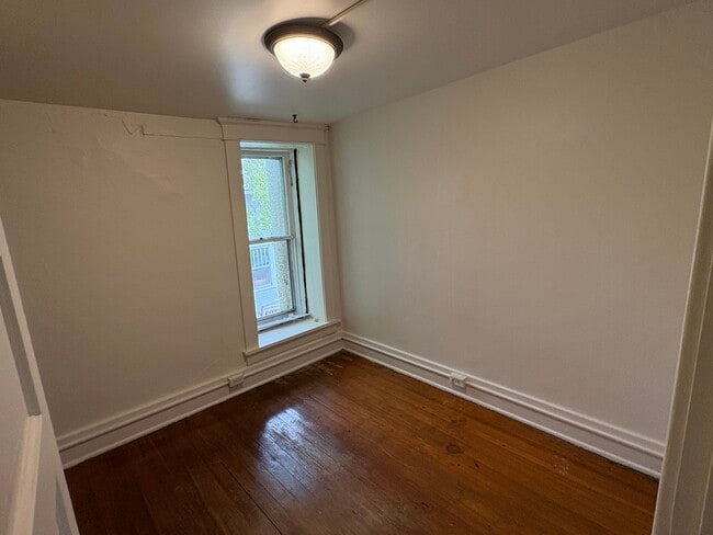 Foto del edificio - 228 E Bloomington St