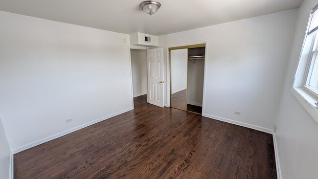 Building Photo - 2654 W Rascher Ave