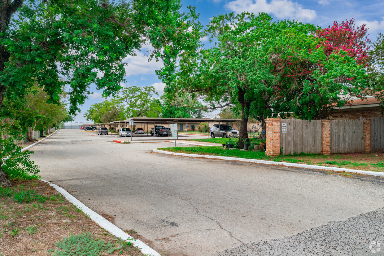 Primary Photo - Crest View Apartments