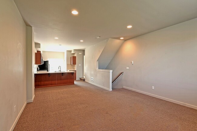 Foto del edificio - Spacious Townhome Near Silver Lake