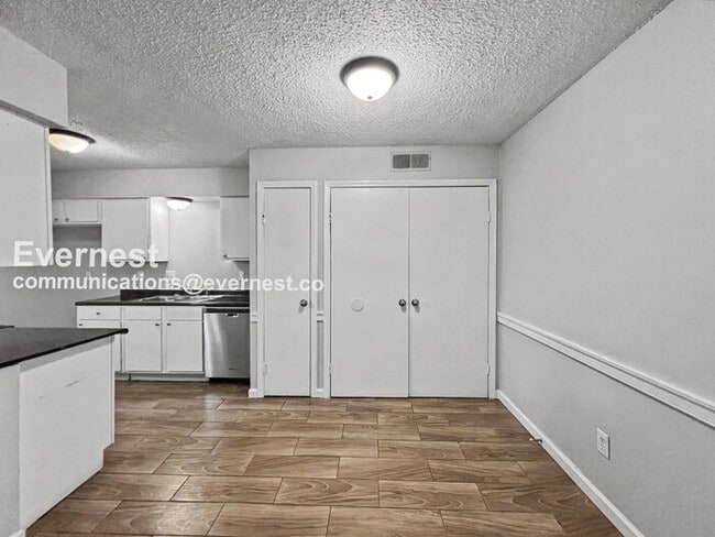 Foto del edificio - 5733 Woodbourne Ct