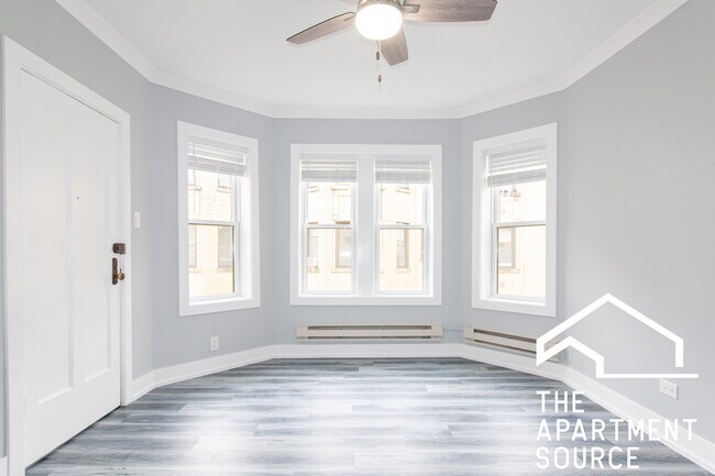 Building Photo - 3820 N Greenview Ave