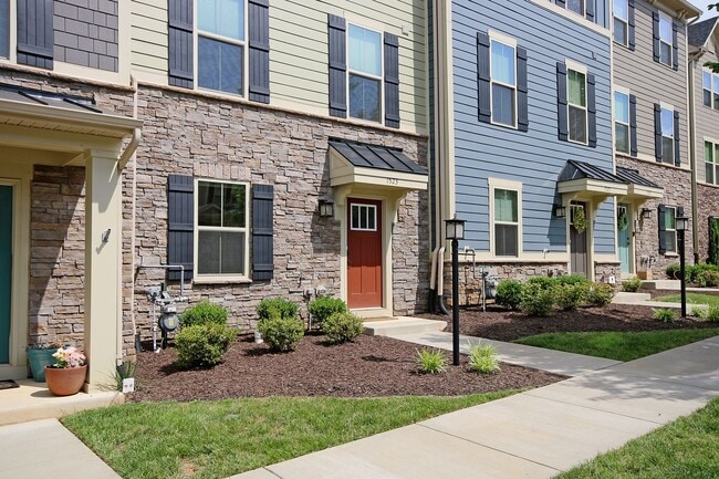Building Photo - Cascadia Townhome With Included Community ...