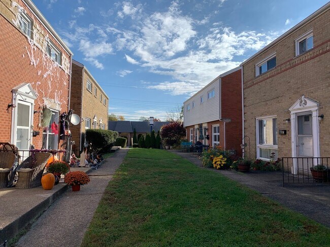 Building Photo - Well Kept Duplex in the Shaler Area