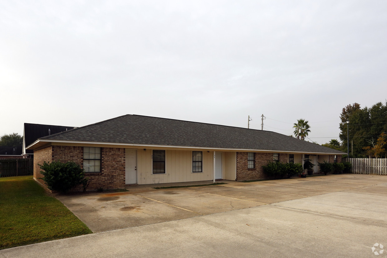 Primary Photo - Country Village Apartments