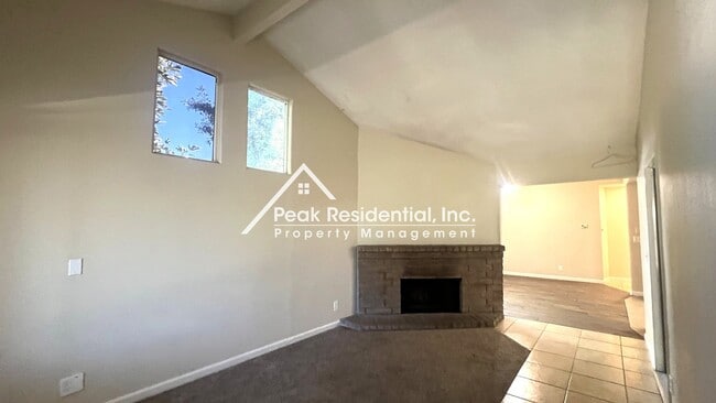Building Photo - Spacious 2bd/1ba Duplex with Garage near American River College
