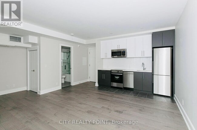 Building Photo - 11-711 Walmer Rd