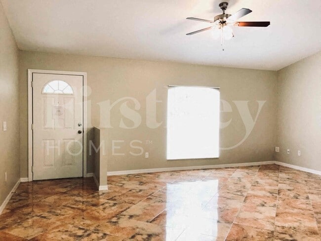 Foto del edificio - 2476 Parrot St