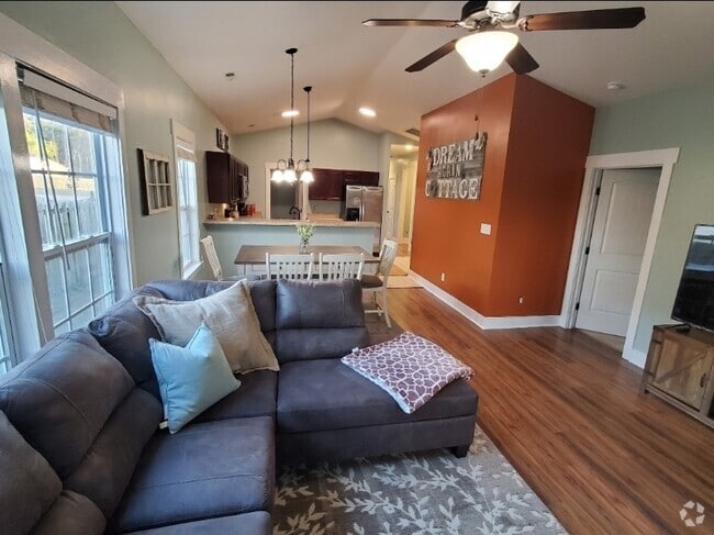 Building Photo - 3003 Country Club Dr