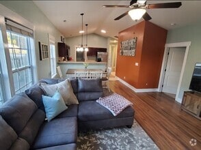 Building Photo - 3003 Country Club Dr