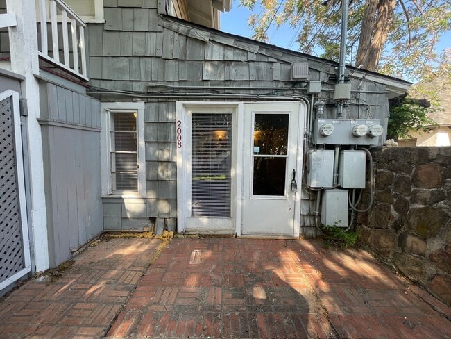 Building Photo - Cozy 1 Bedroom 1 Bath  Downstairs Unit Ready for Move-in ((New Vinyl Plank Flooring)) ~ Fantastic...