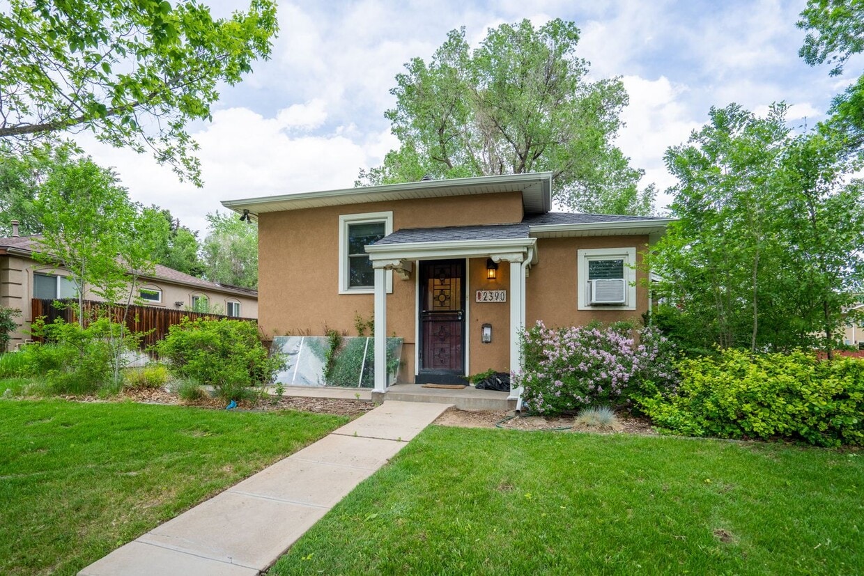 Primary Photo - Spacious 1 bedroom home in the heart of Un...